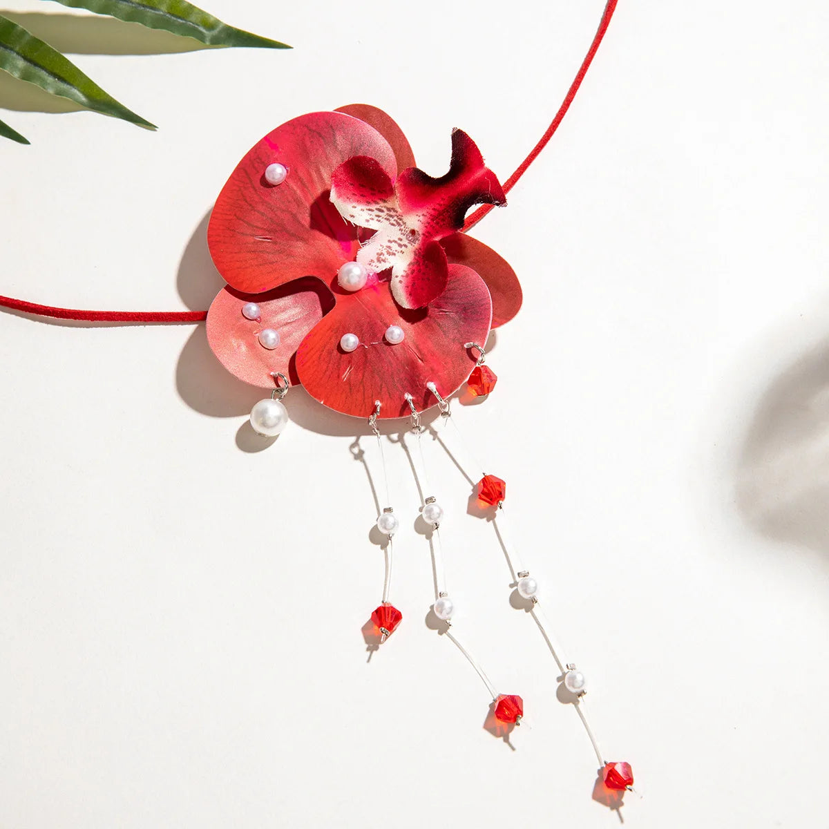Colar Orquídea de Cetim com Pérolas – Acessório Floral Boho & Glam