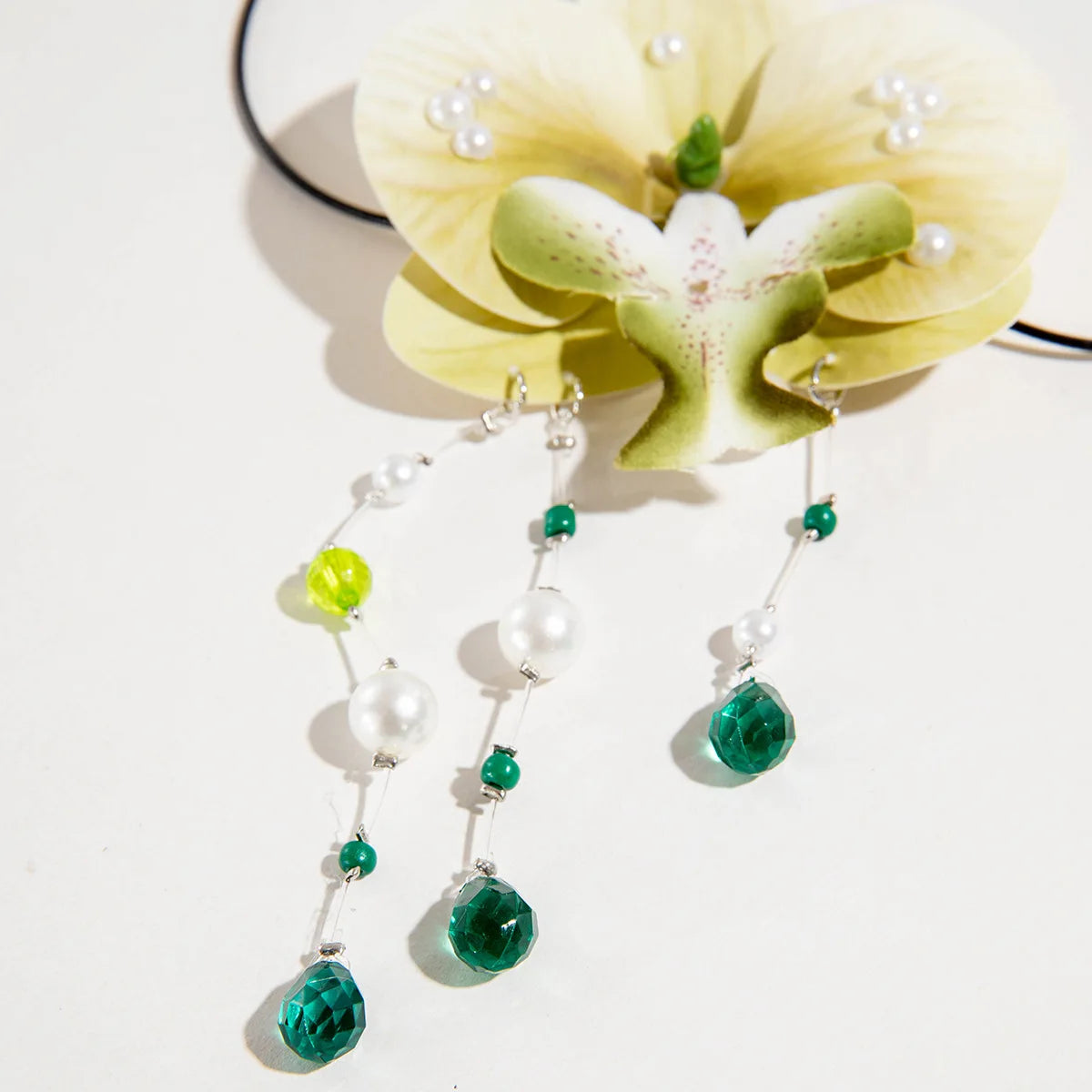 Colar Orquídea de Cetim com Pérolas – Acessório Floral Boho & Glam