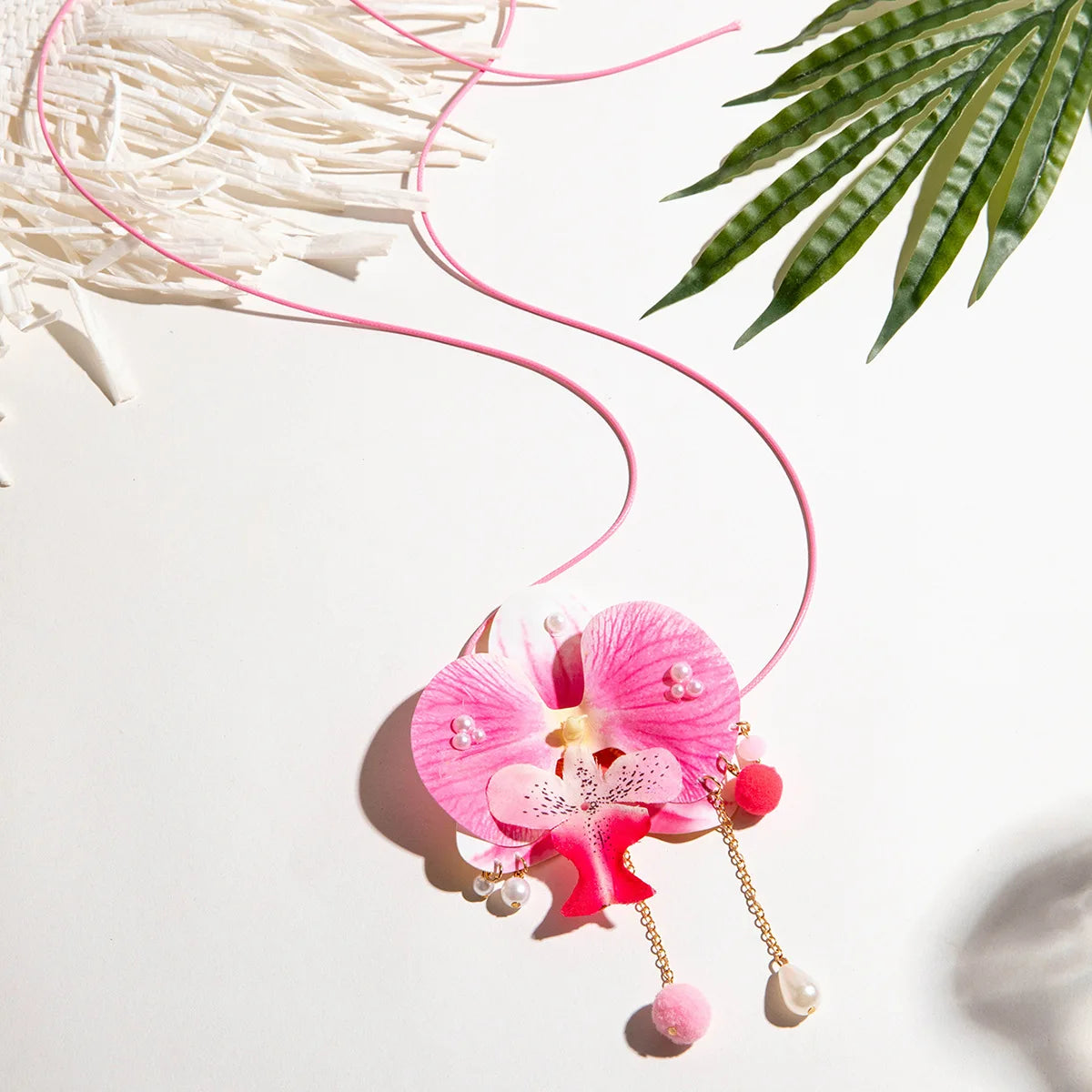 Colar Orquídea de Cetim com Pérolas – Acessório Floral Boho & Glam