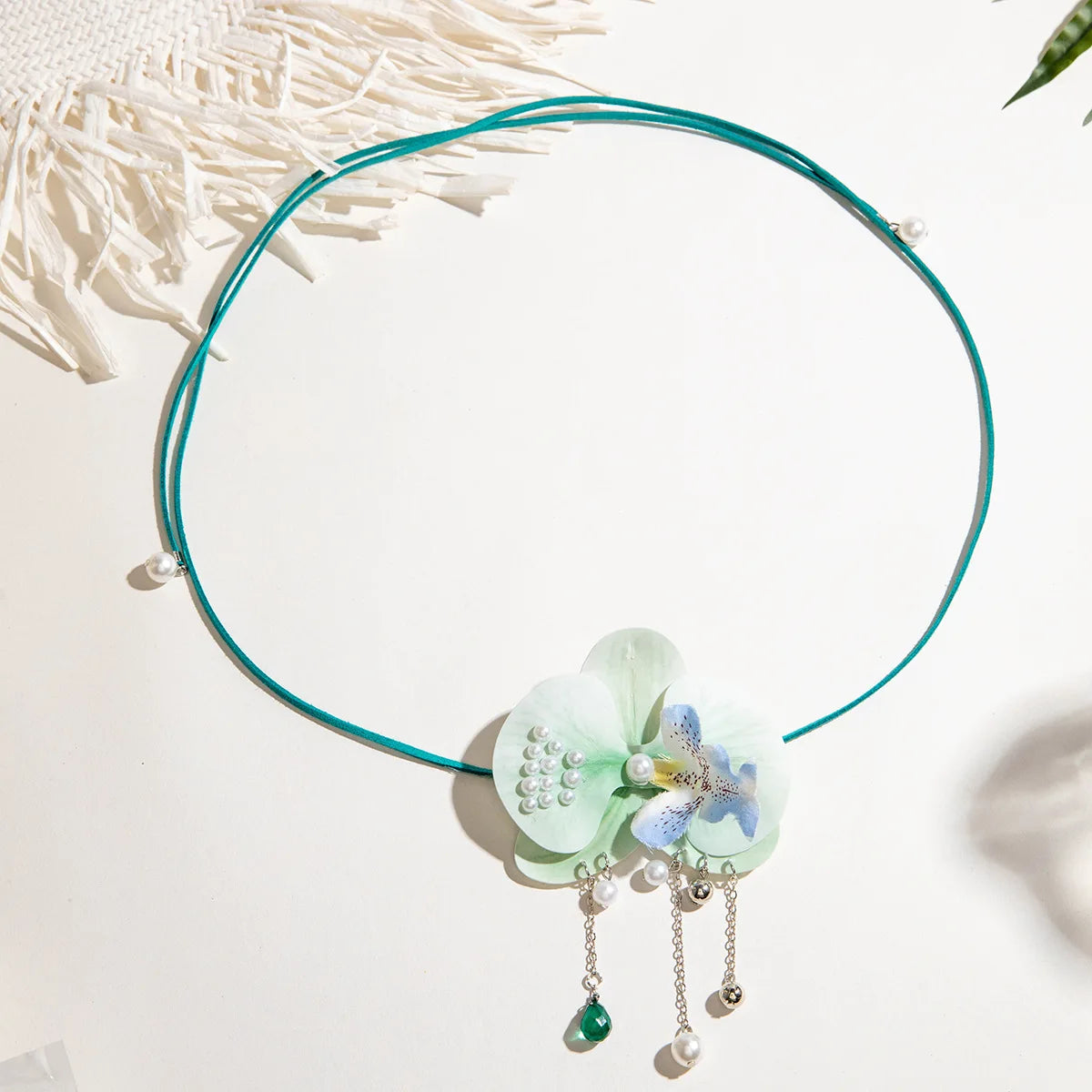 Colar Orquídea de Cetim com Pérolas – Acessório Floral Boho & Glam