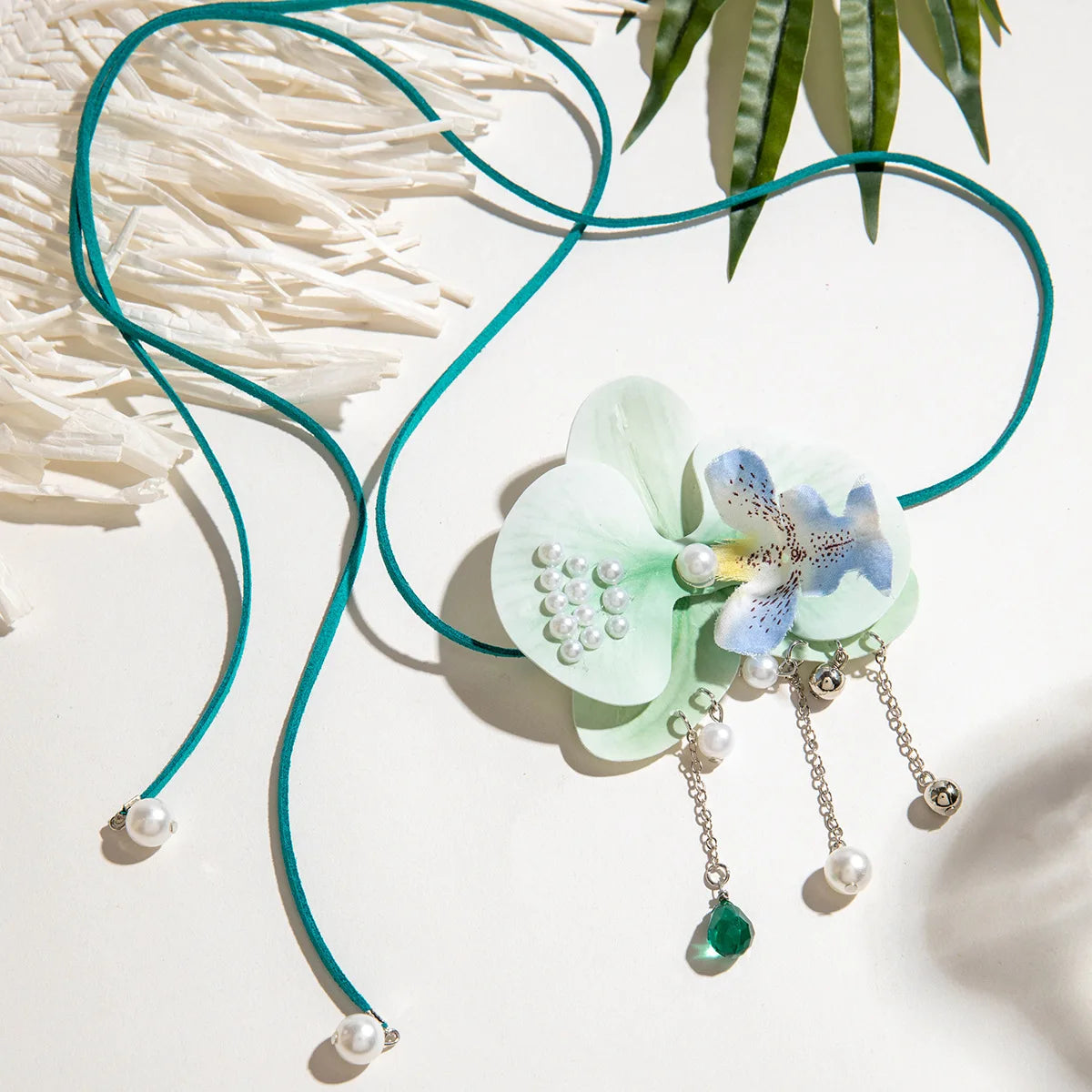 Colar Orquídea de Cetim com Pérolas – Acessório Floral Boho & Glam