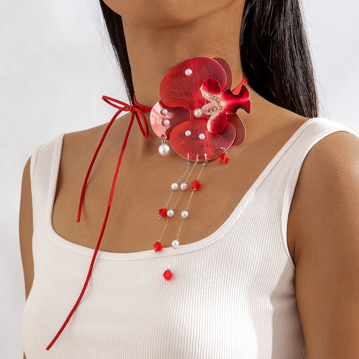 Colar Orquídea de Cetim com Pérolas – Acessório Floral Boho & Glam