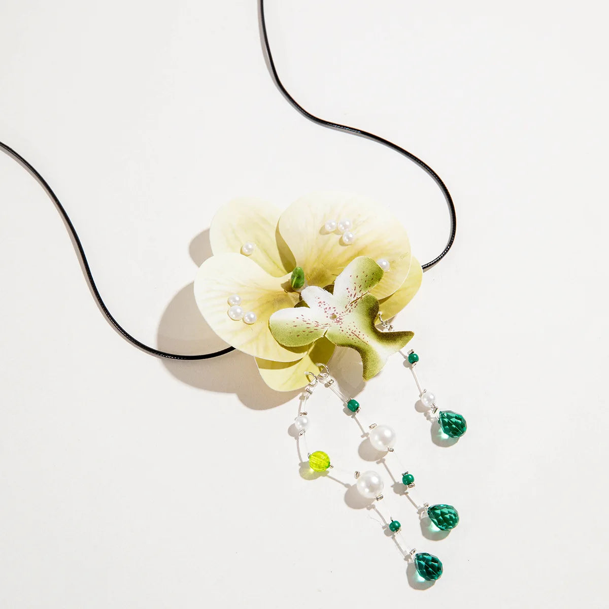 Colar Orquídea de Cetim com Pérolas – Acessório Floral Boho & Glam