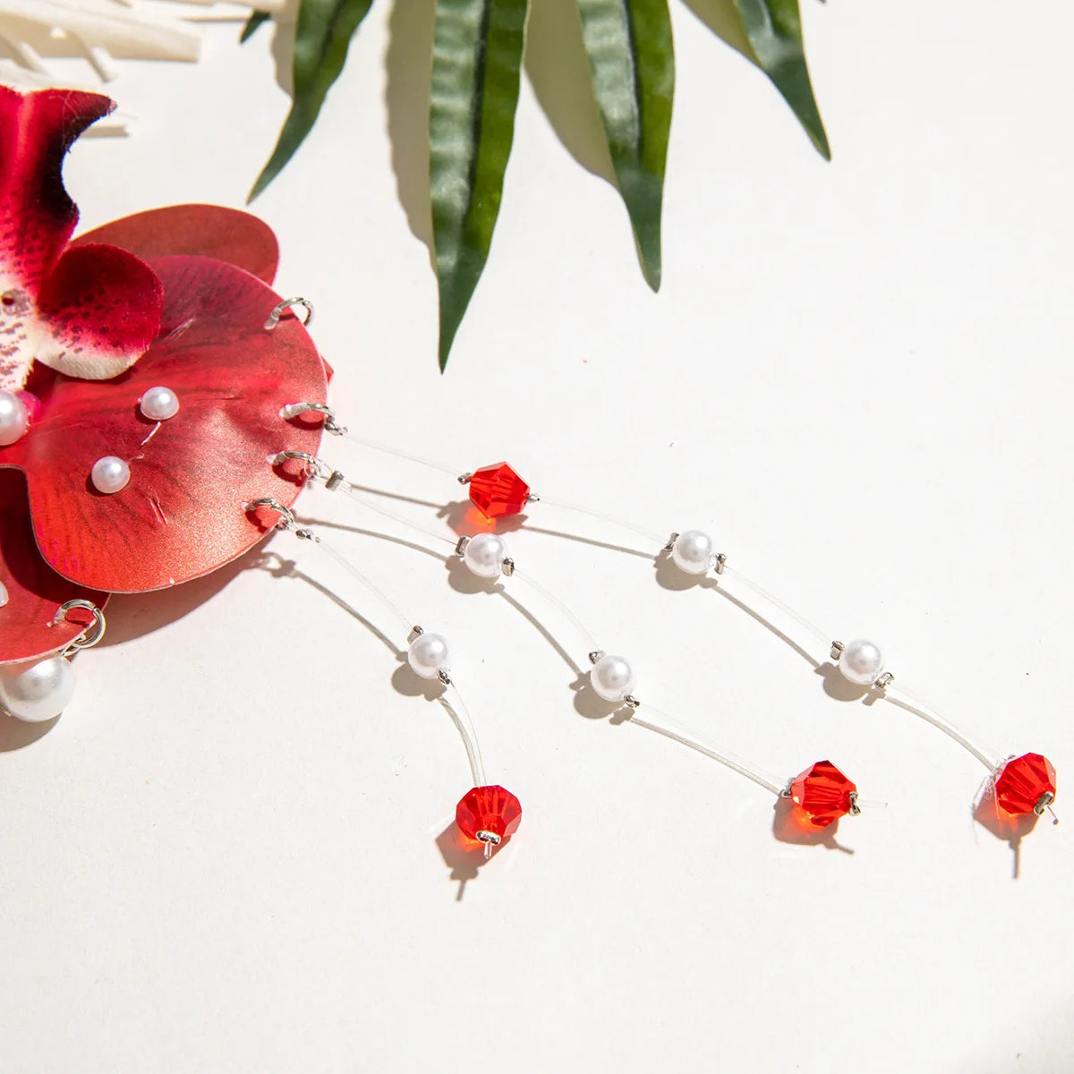 Colar Orquídea de Cetim com Pérolas – Acessório Floral Boho & Glam