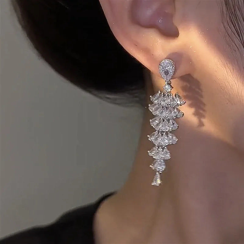 Brinco Cristal de Zircônia – Glamour Geométrico para Noites Memoráveis