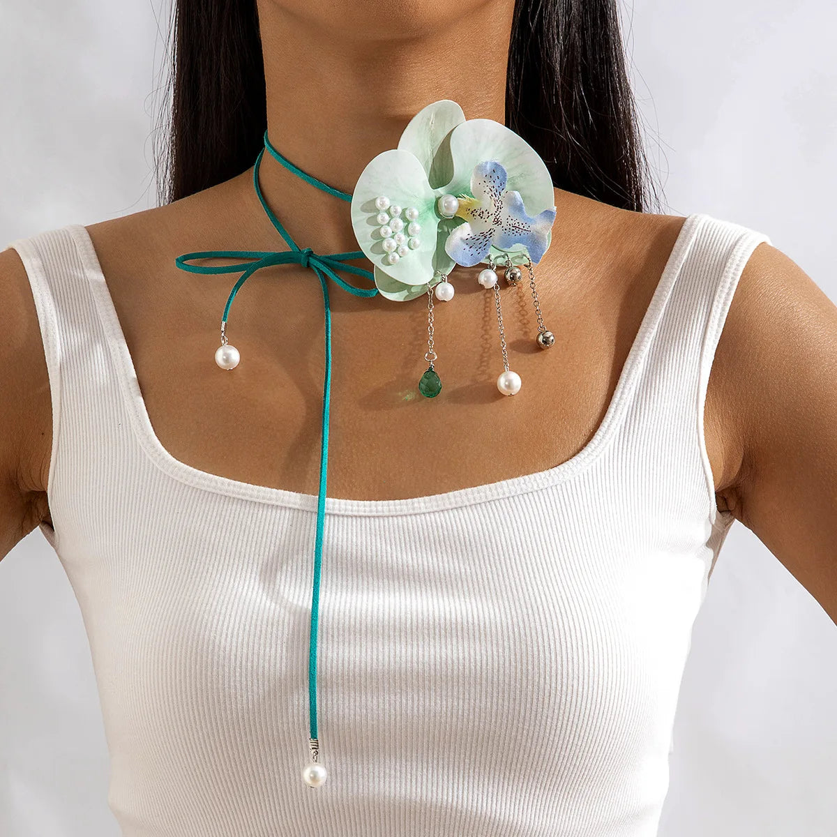 Colar Orquídea de Cetim com Pérolas – Acessório Floral Boho & Glam