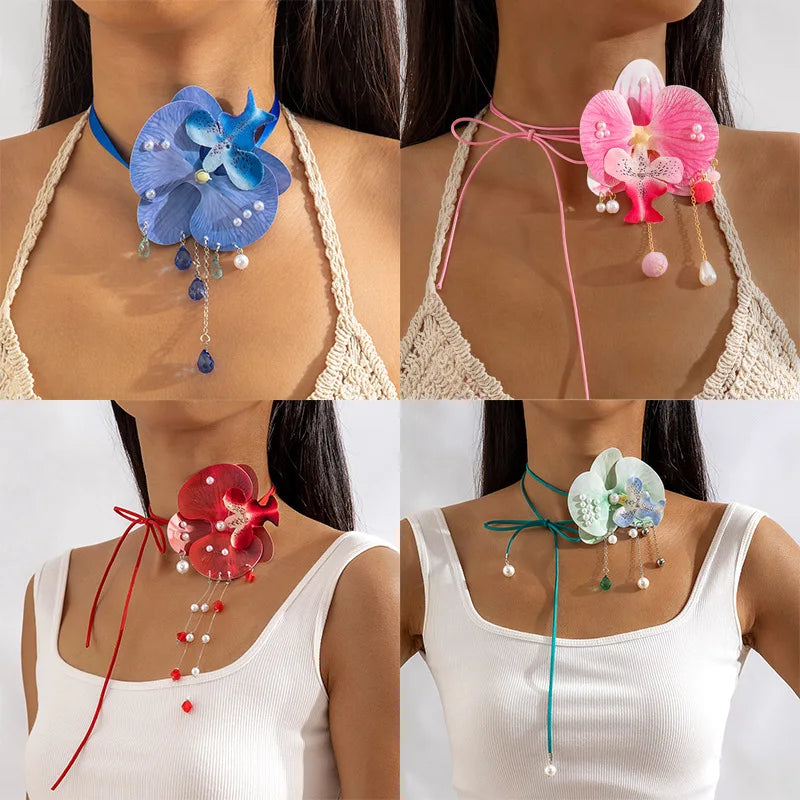 Colar Orquídea de Cetim com Pérolas – Acessório Floral Boho & Glam