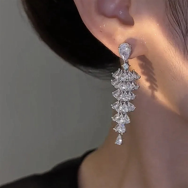Brinco Cristal de Zircônia – Glamour Geométrico para Noites Memoráveis