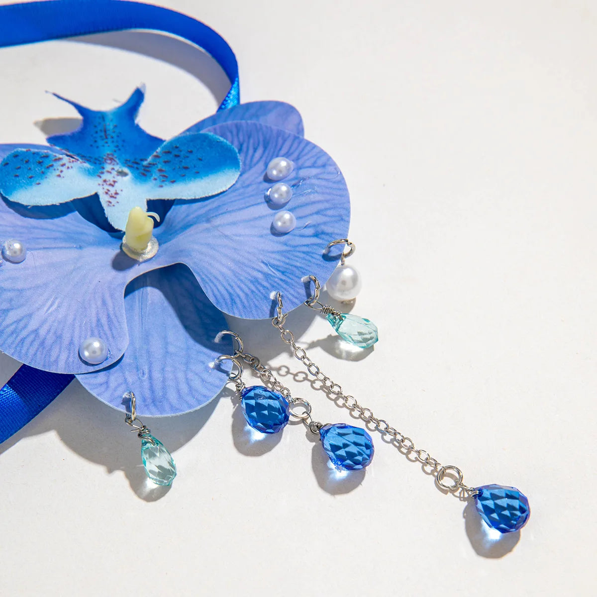 Colar Orquídea de Cetim com Pérolas – Acessório Floral Boho & Glam