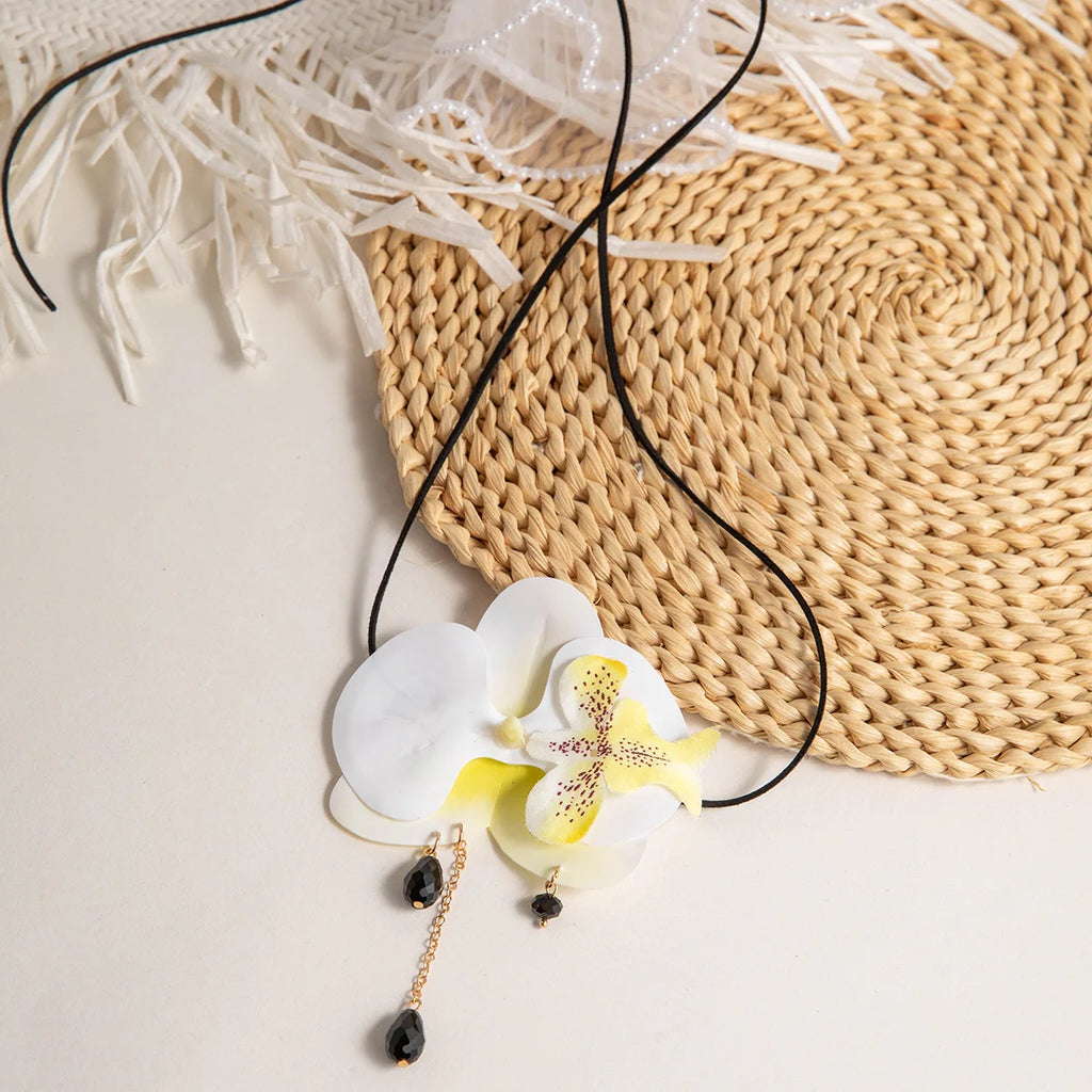 Colar Orquídea de Cetim com Pérolas – Acessório Floral Boho & Glam
