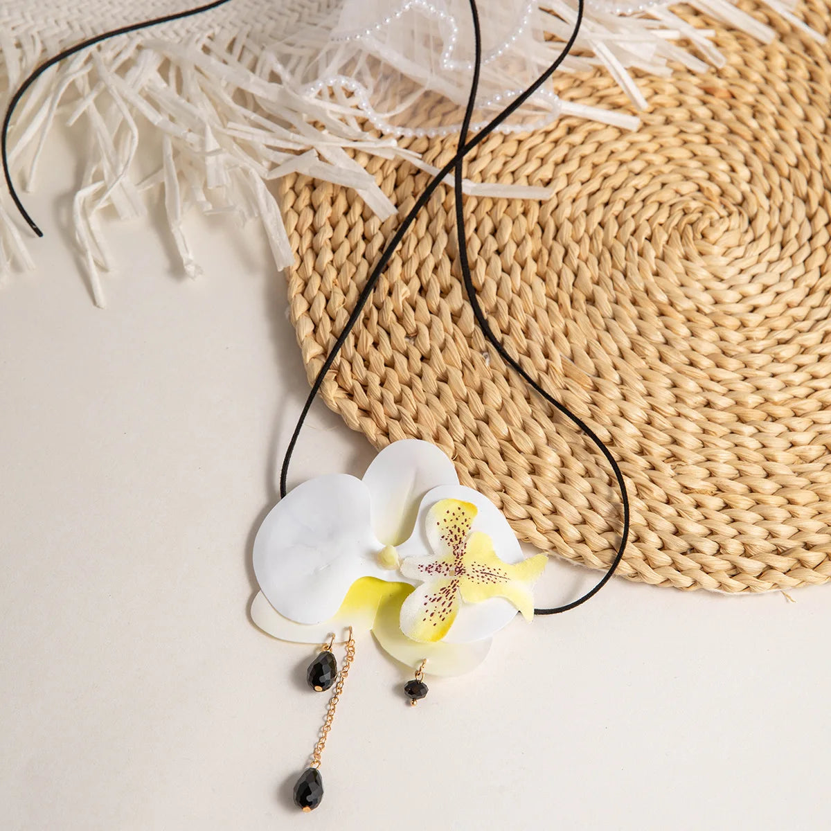 Colar Orquídea de Cetim com Pérolas – Acessório Floral Boho & Glam