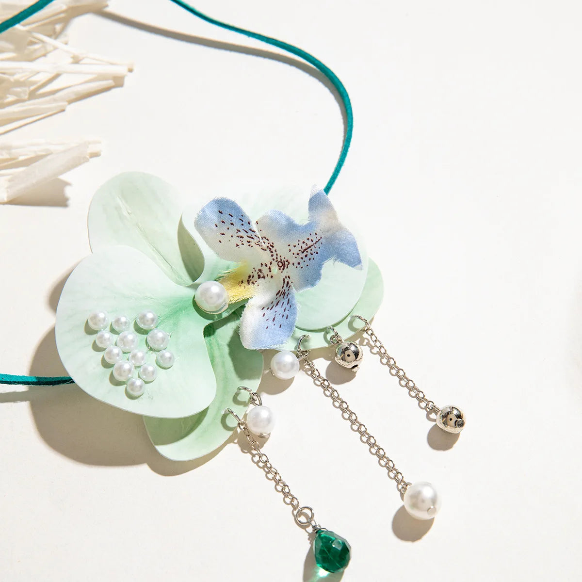 Colar Orquídea de Cetim com Pérolas – Acessório Floral Boho & Glam