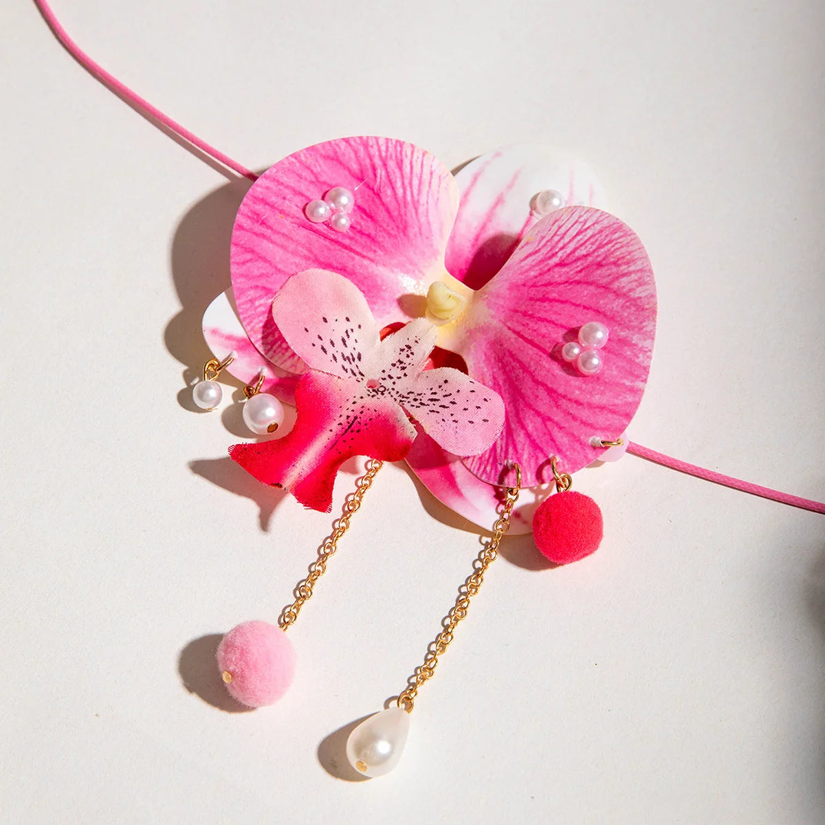 Colar Orquídea de Cetim com Pérolas – Acessório Floral Boho & Glam