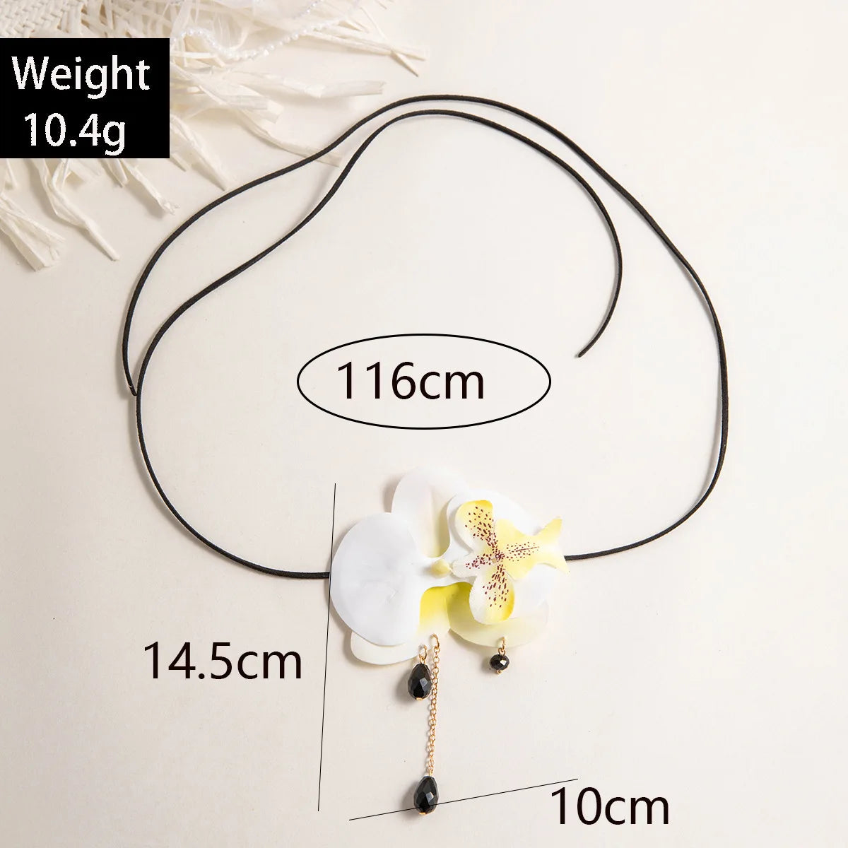 Colar Orquídea de Cetim com Pérolas – Acessório Floral Boho & Glam