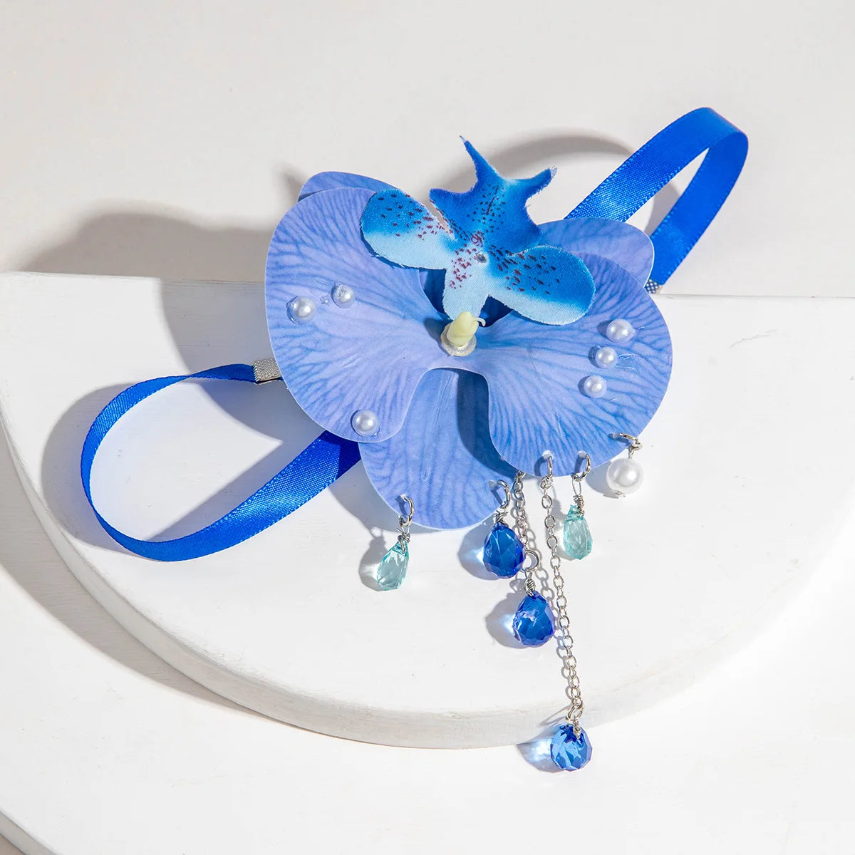 Colar Orquídea de Cetim com Pérolas – Acessório Floral Boho & Glam