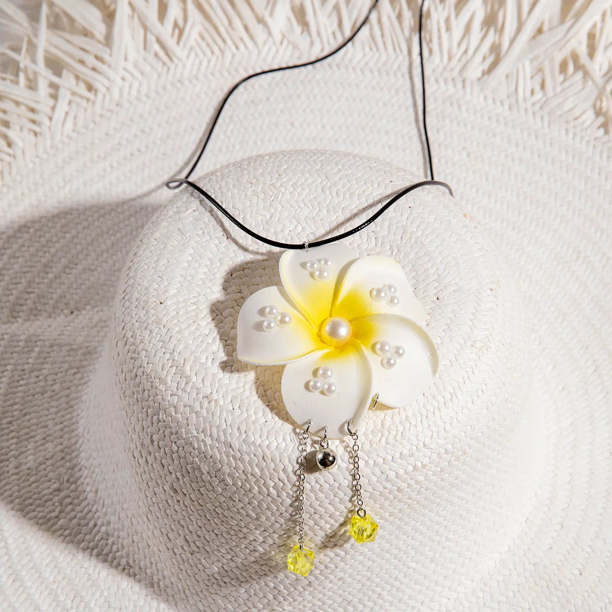Colar Orquídea de Cetim com Pérolas – Acessório Floral Boho & Glam